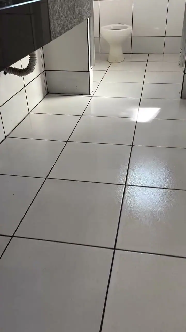 Depois: O mesmo banheiro, durante e depois