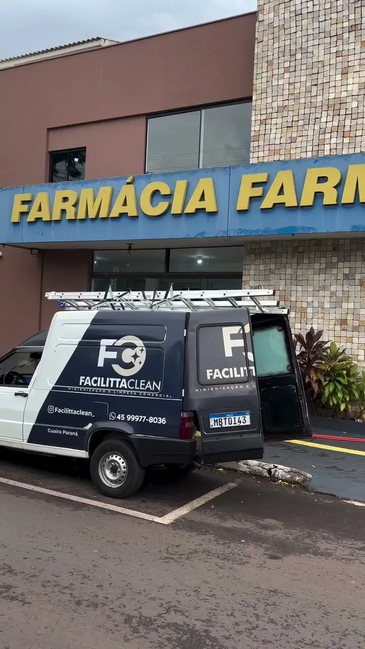 Van da Facilitta Clean em frente à Farmácia Farmavida, em Guaíra
